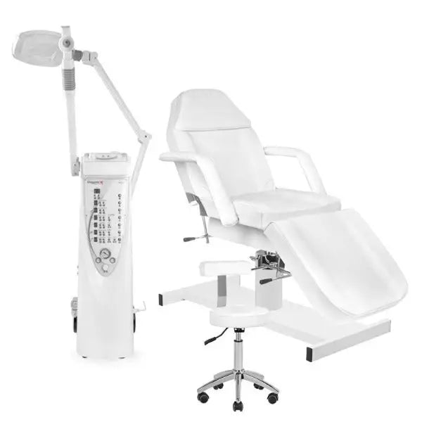 Weiße medizinische Untersuchungsliege mit Equipment für Kosmetik und Hocker