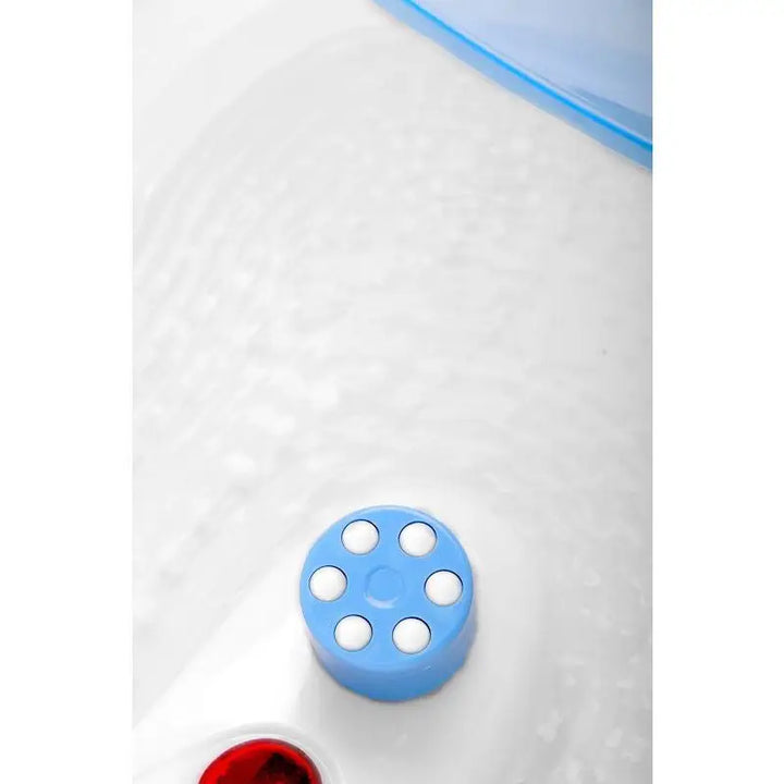 Blaue Fußbadewannen-Düse im Set Fussbadewanne mit Rollen Weiß und Fußmassagegerät