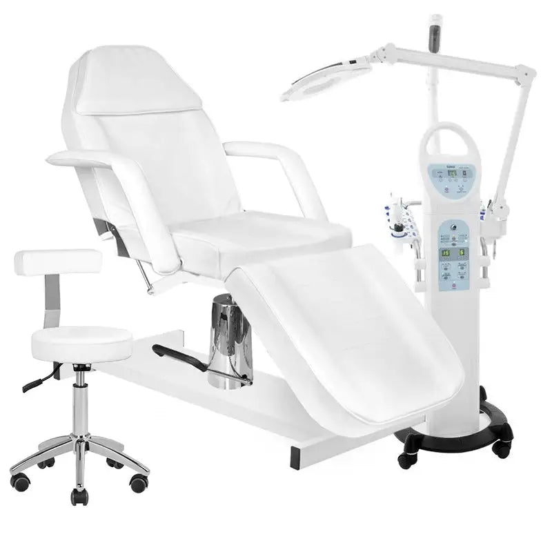 Weiße medizinische Untersuchungsliege mit Hocker und Gerätewagen für Kosmetik
