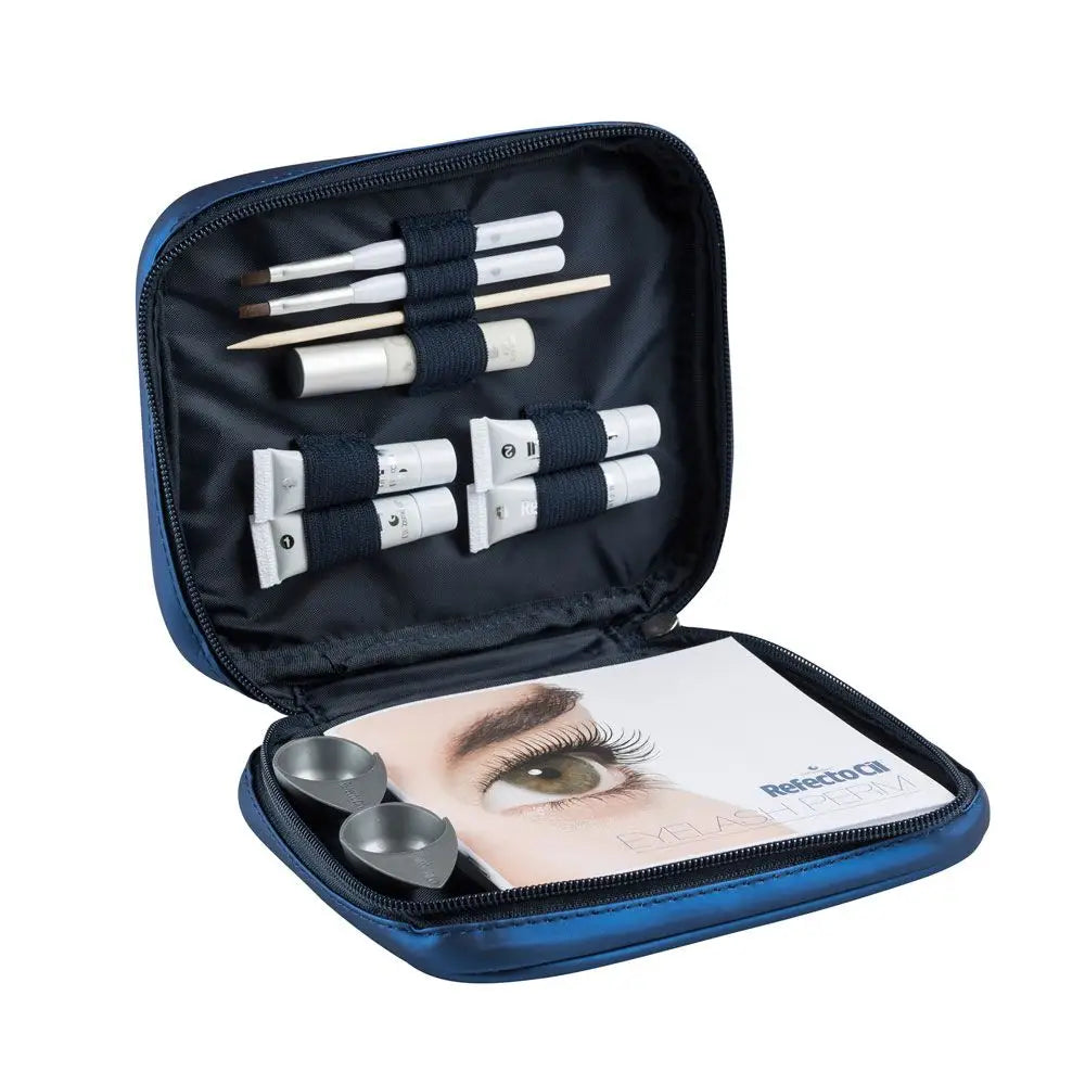 Offener blauer Kosmetikkoffer mit Wimpern- und Wellenwerkzeugen für Set Refectocil Dauerwellefür Wimpern