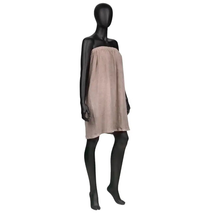 Schwarze Mannequin trägt das beige Umhang Frotte Nr. 25 Handtuchkleid