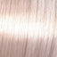 Silberblondes, glatte Haare mit Wella Shinefinity Zero Lift Glaze verstärkt