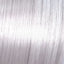 Silberweiße, glatte Haarsträhnen mit Wella Shinefinity Zero Lift Glaze