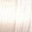 Gerade hellblondes Haar mit Wella Shinefinity Zero Lift Glaze für natürlichen Glanz