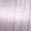 Silberhelle, gerade Haarsträhnen mit Wella Shinefinity Zero Lift Glaze gezeigt