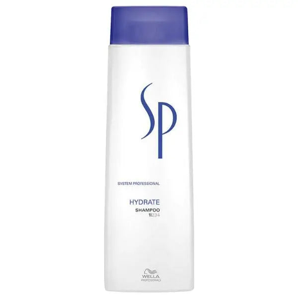 Weiße Wella SP Hydrate Shampoo Flasche mit blauer Kappe für gepflegtes Haar